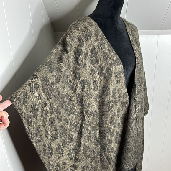 Woolrich Leopard Print Cozy Blanket Wrap Fringe Poncho One Size - Picture 5 of 12